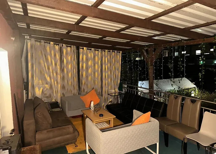 Modernes Und Stilvolles Zimmer Mit Grosser Terrasse Neben Dem Bahnhof