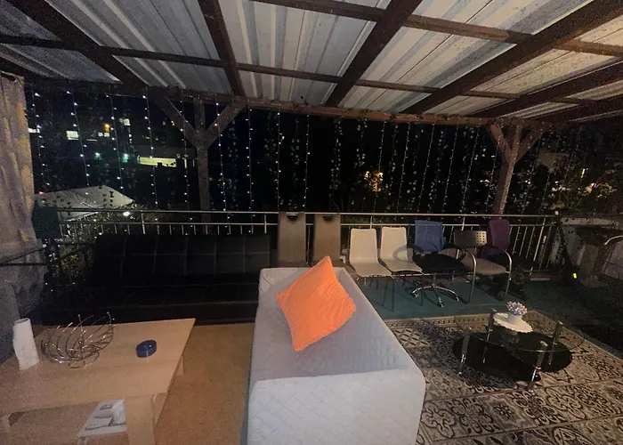 Modernes Und Stilvolles Zimmer Mit Grosser Terrasse Neben Dem Bahnhof