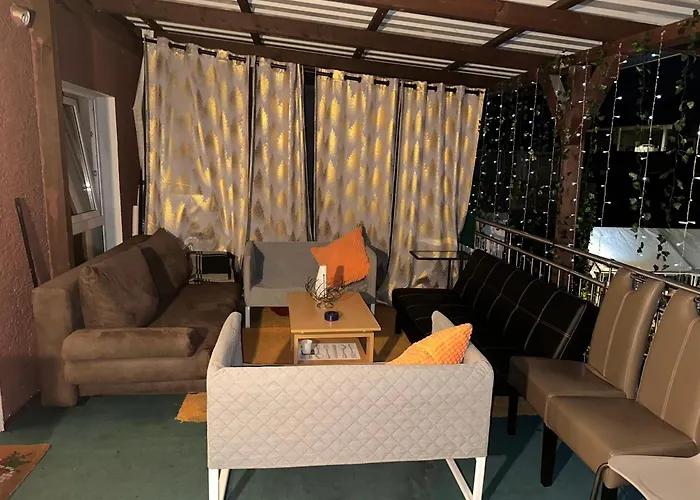 Modernes Und Stilvolles Zimmer Mit Grosser Terrasse Neben Dem Bahnhof