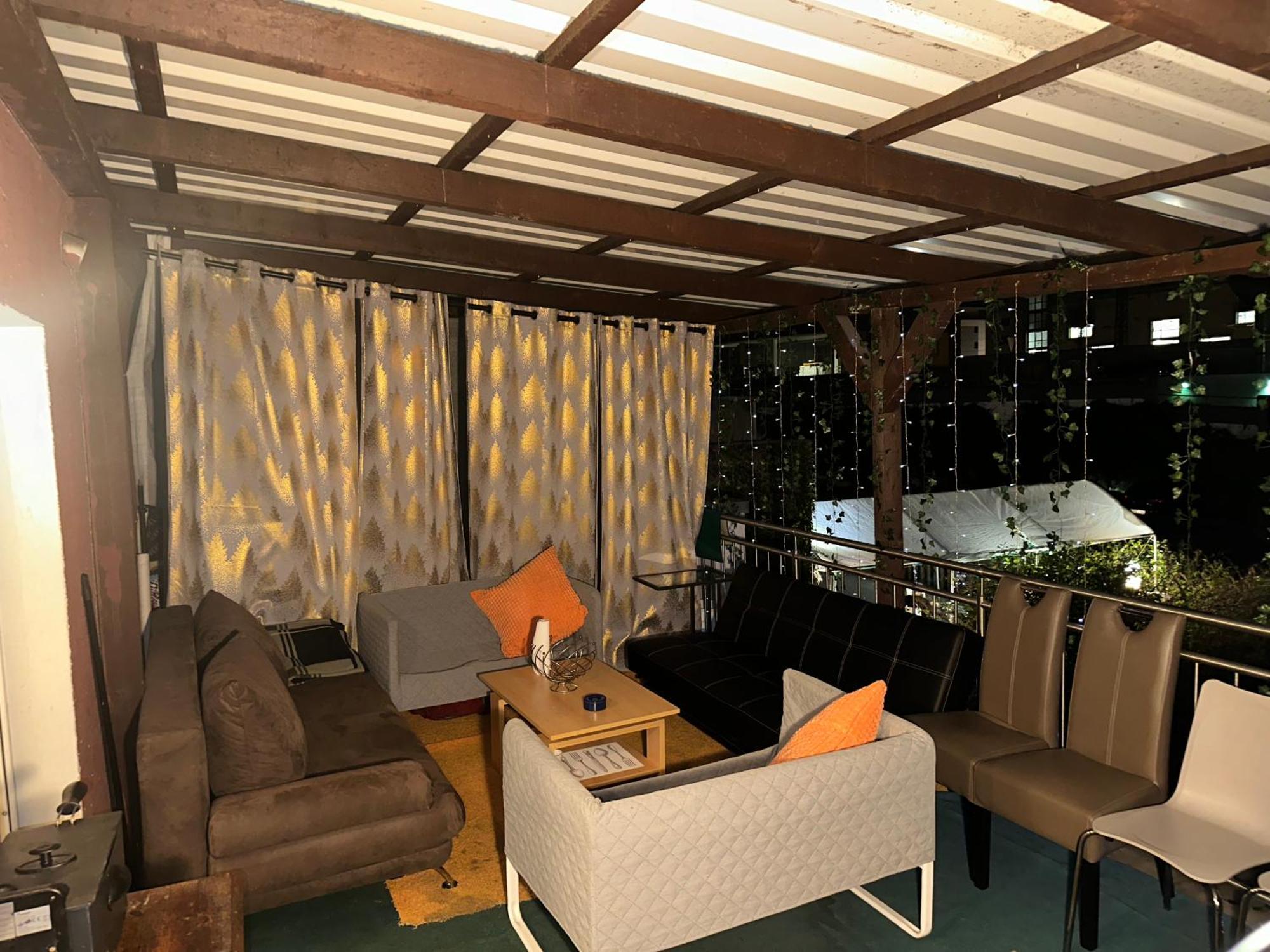 Modernes Und Stilvolles Mit Grosser Terrasse Neben Dem Bahnhof